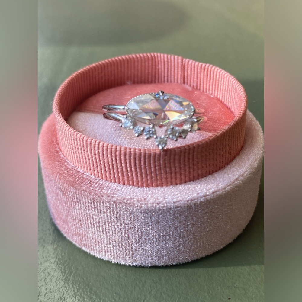 Kuololit Moissanite engagement set